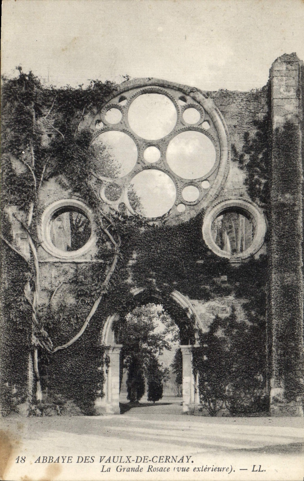 Abbaye des Vaulx-de-Cernay — La Grande Rosace (vue extérieure) — LL, n°18