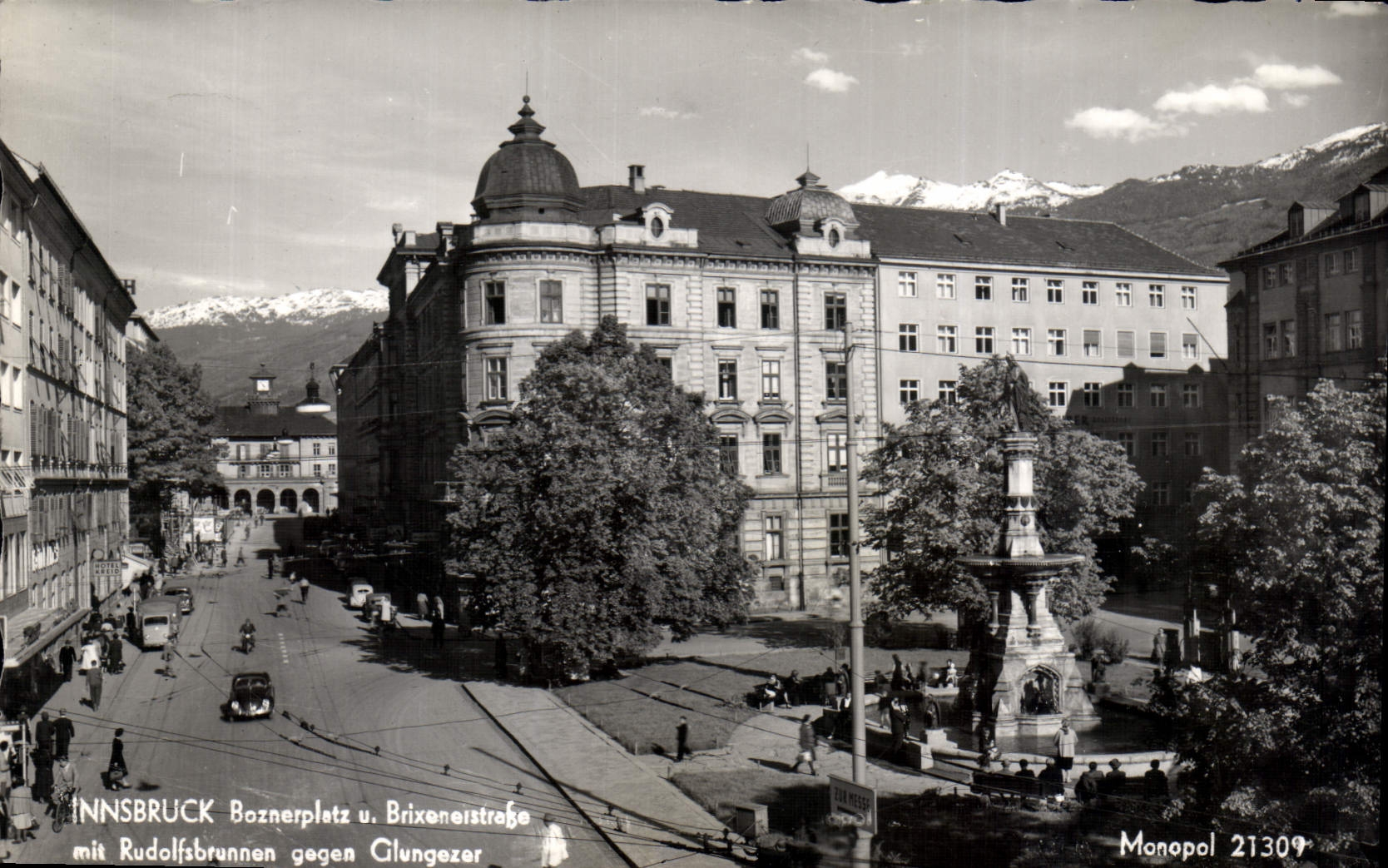 CPA Innsbruck Baznerpletz u Brixeneistrege mit Rudolfsbrunnen geges Glungezer 