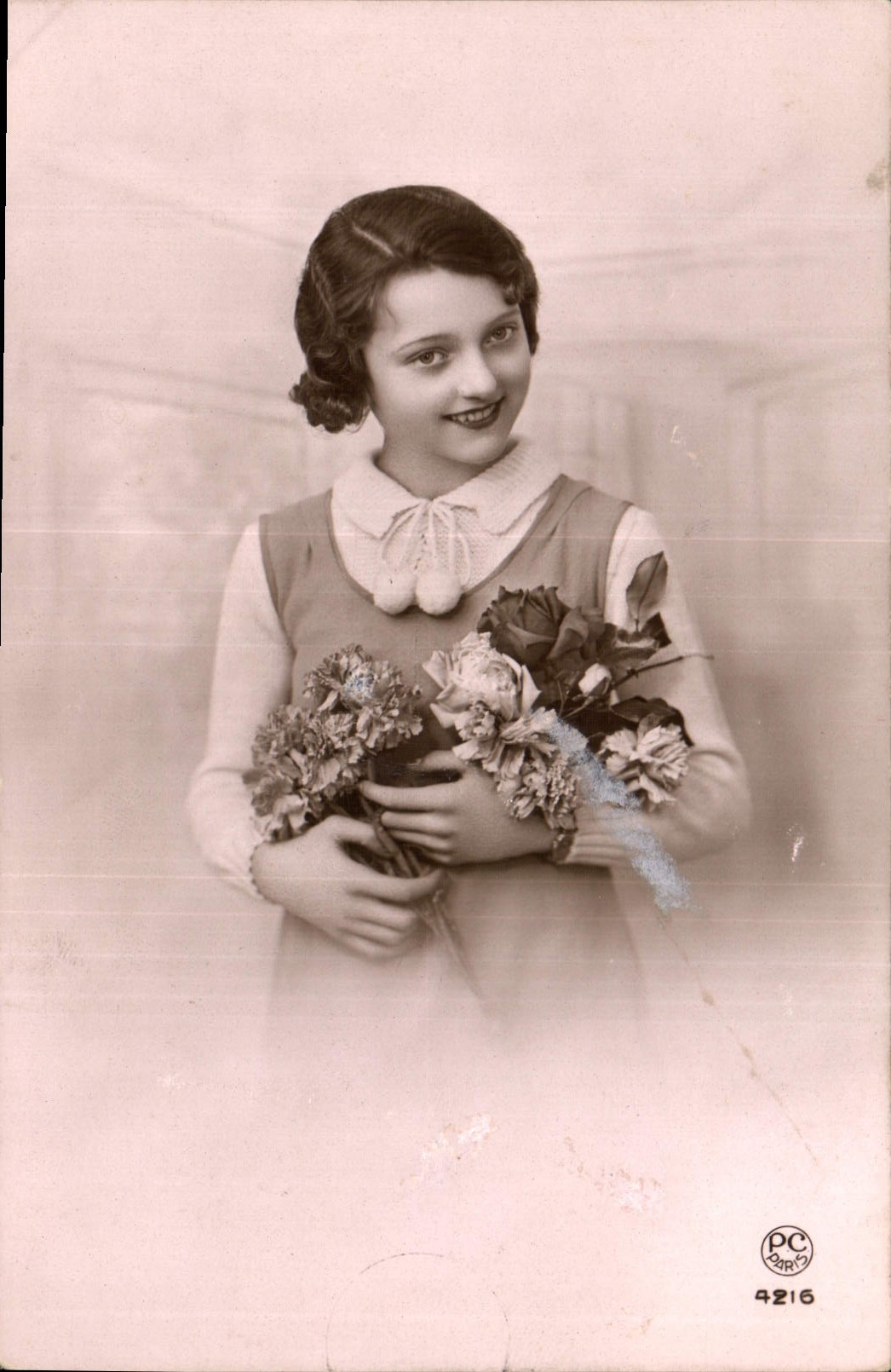 Jeune fille souriante tenant un bouquet — PC Diré, n° 4216