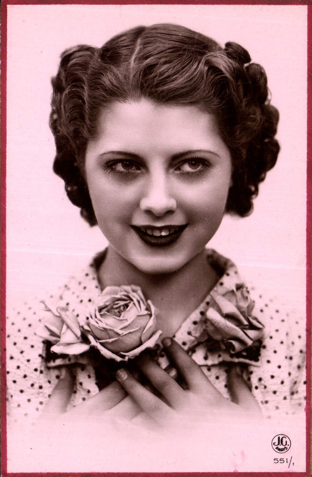 Jeune femme souriante — rose à la poitrine — J.C. n° 551/