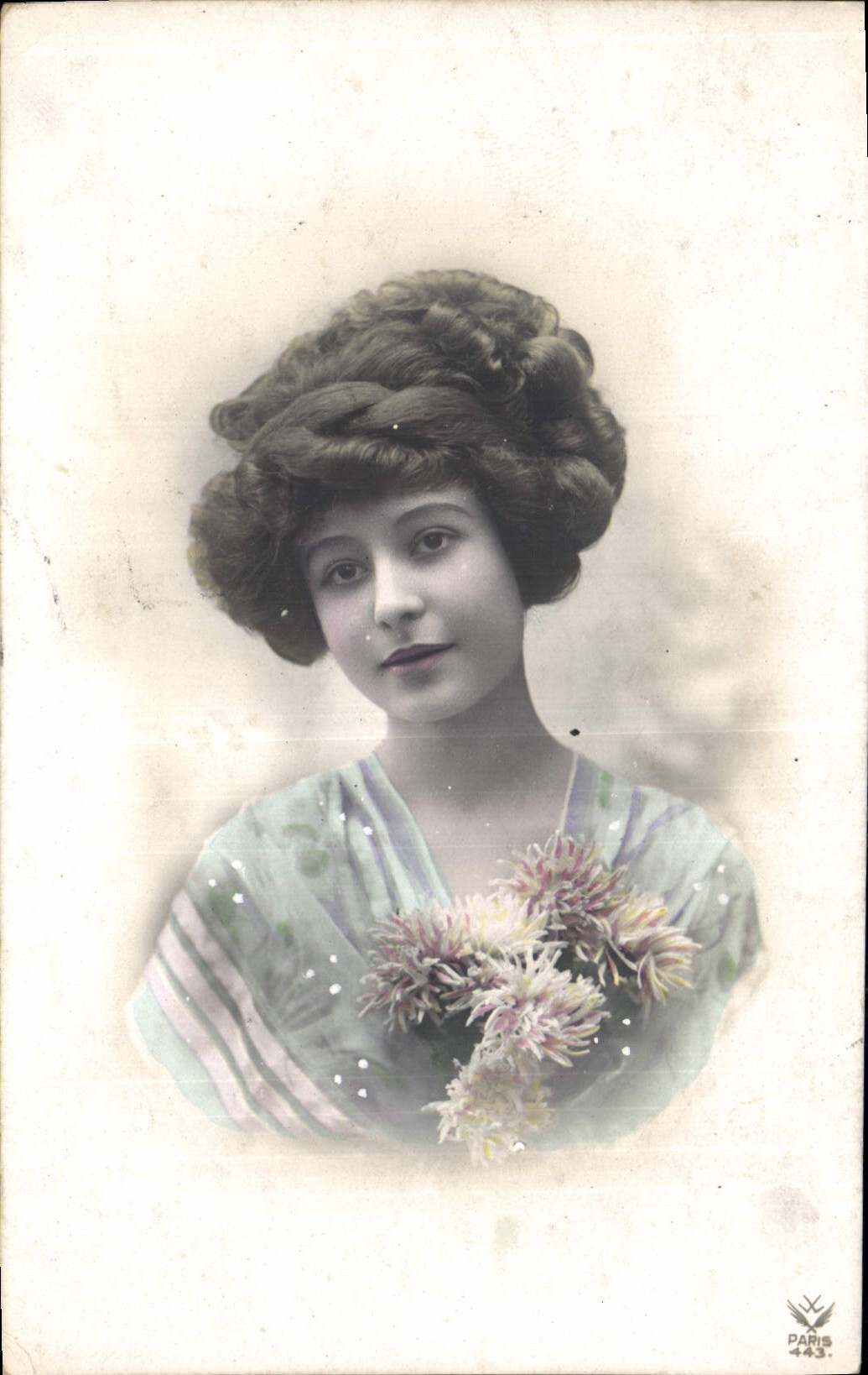 Jeune femme à la fleur — Paris 443 — éditeur Paris 443