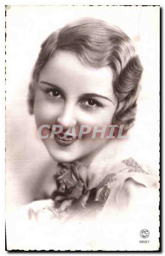 Jeune femme souriante — portrait — PC Paris n°3887