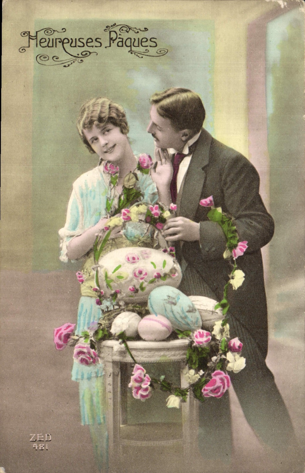 Couple au milieu d'œufs de Pâques décorés — Meureuses Pâques — ZED 481