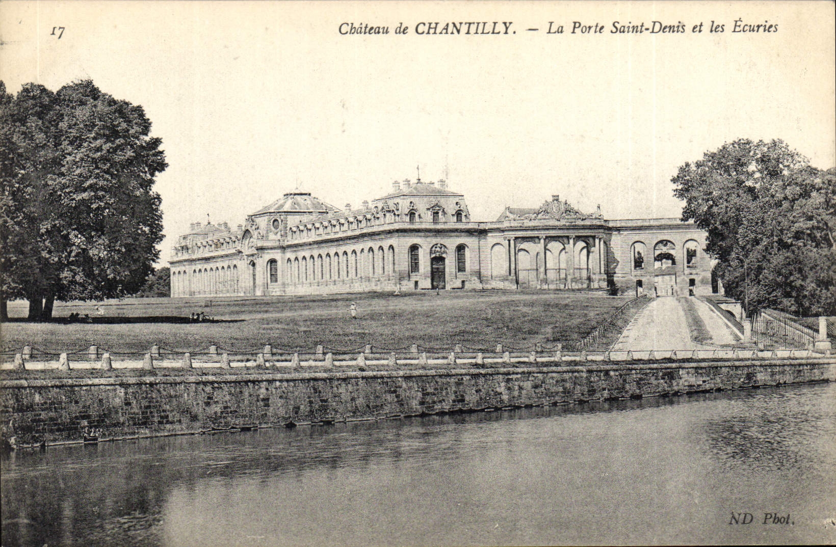CPA Chateau De Chantilly La Porte Saint Denis et les Ecuries 