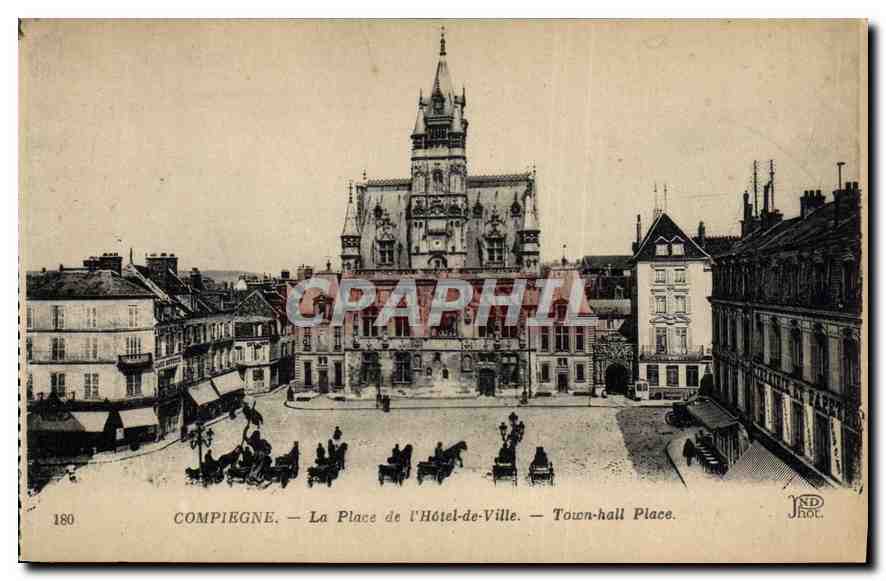 CPA Compiegne La Place de l'Hotel de Ville 
