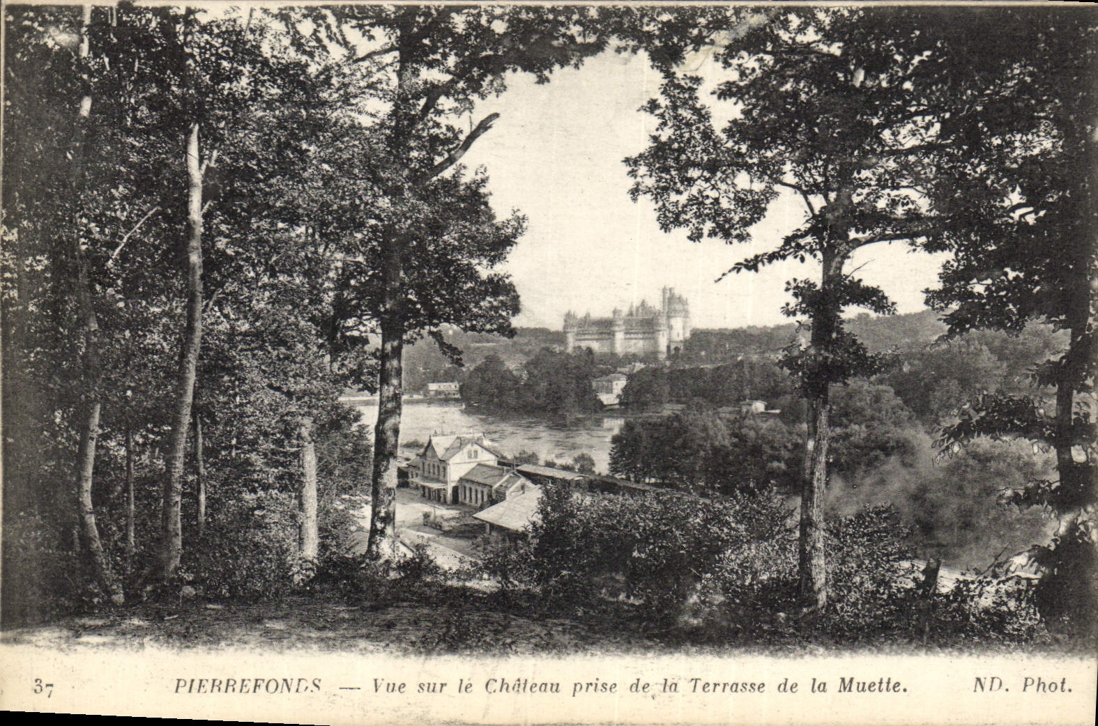 Pierrefonds — Vue sur le Château prise de la Terrasse de la Muette — ND. Phot.