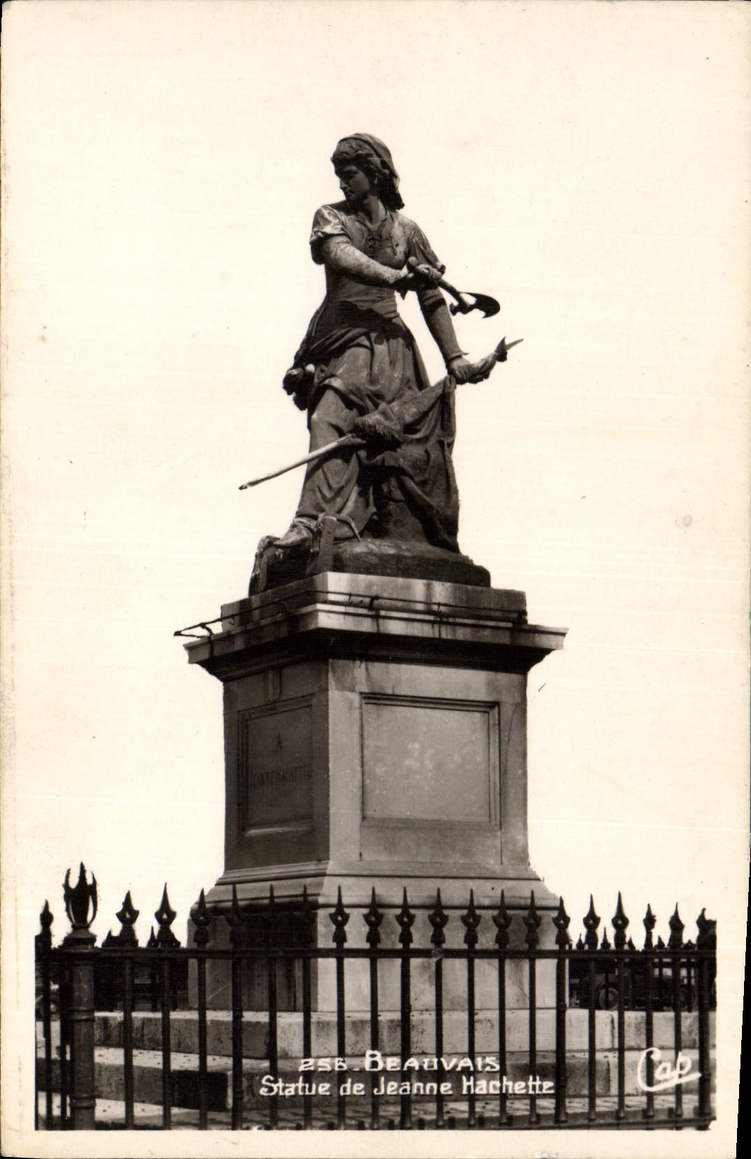 Statue de Jeanne Hachette — Beaudvais — C.A.P. Paris