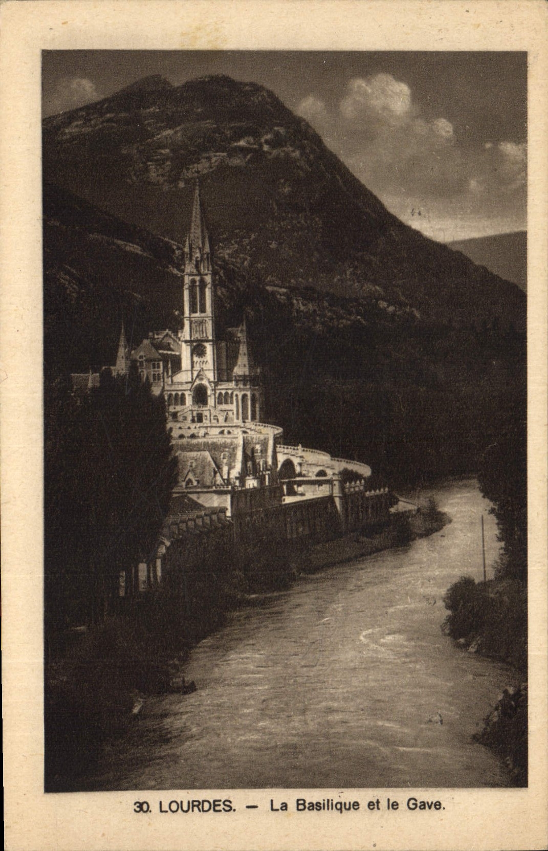 CPA Lourdes La Basilique et le Gave 