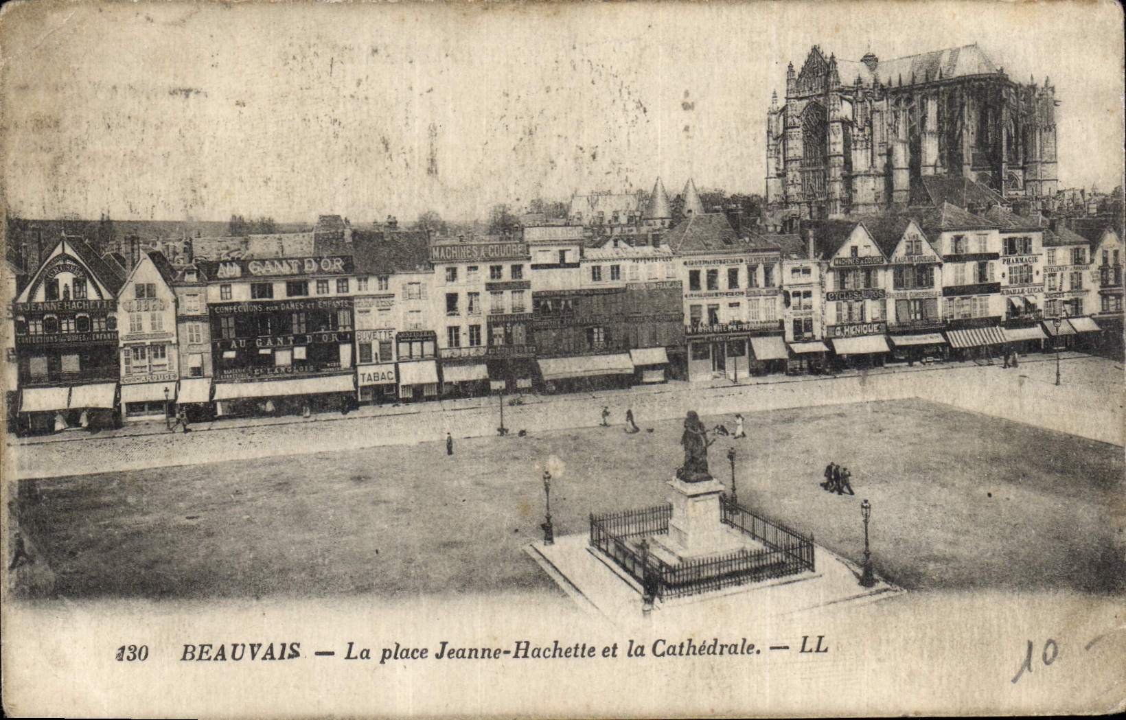 Beauvais — La place Jeanne-Hachette et la Cathédrale — LL