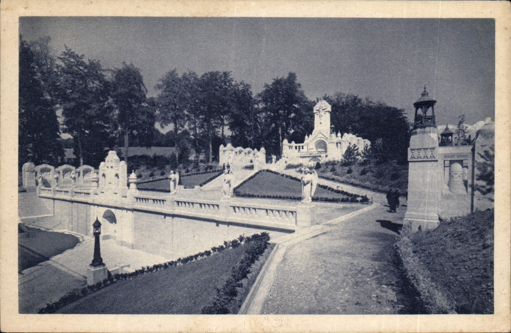 La Basilique de Lisieux — Le Chemin de Croix extérieur — Vue Générale — Déposé à Paris