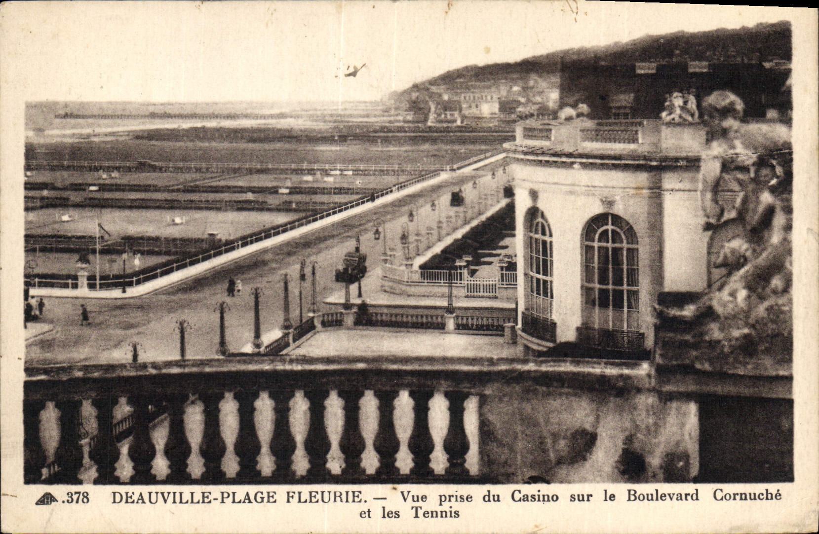 Deauville-Plage Fleurie — Vue prise du Casino sur le Boulevard Cornuché et les Tennis — n°378