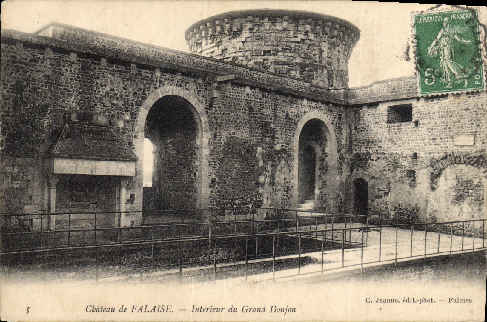 CPA Chateau de Falaise Interieur de Grand Donjon 