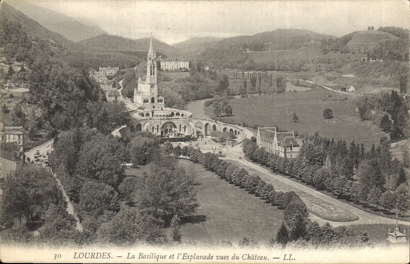 CPA Lourdes Basilique et l'Esplanade vues du Chateau 