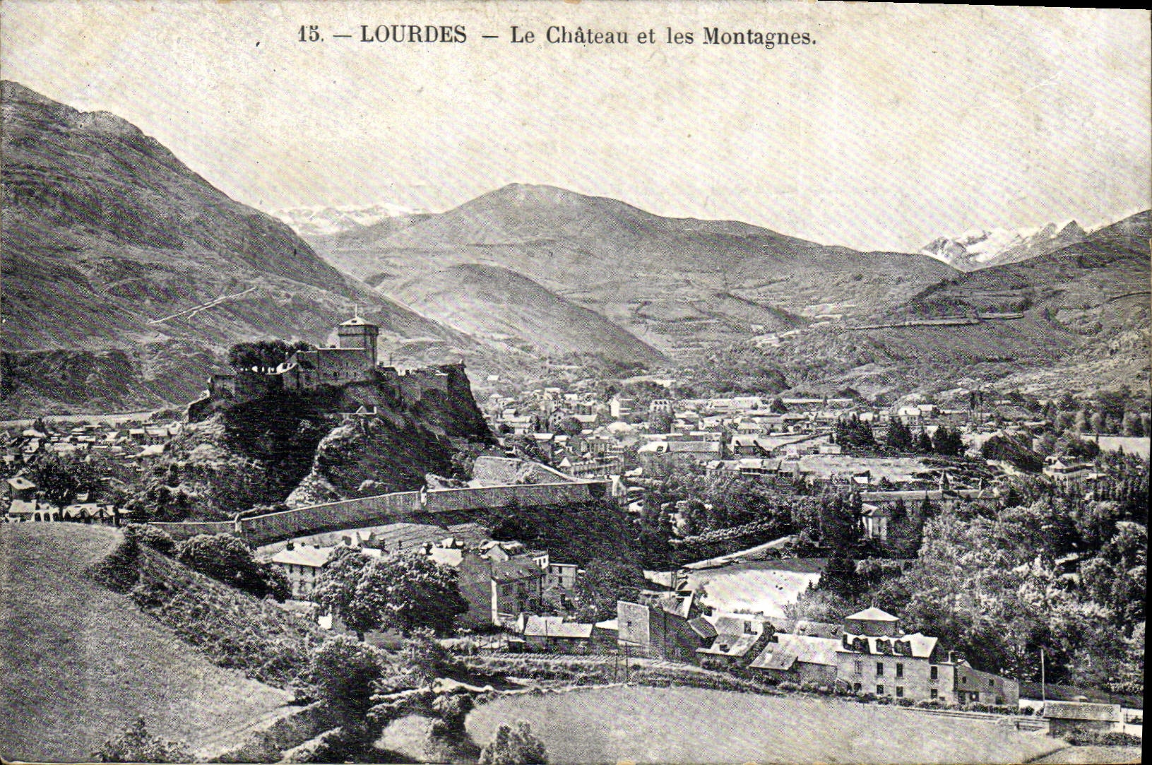CPA Lourdes Le Chateau et les Montagnes 