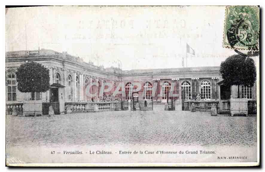 CPA Versailles le Chateau Entree de la cour d'Honneur de Grand Trianon 