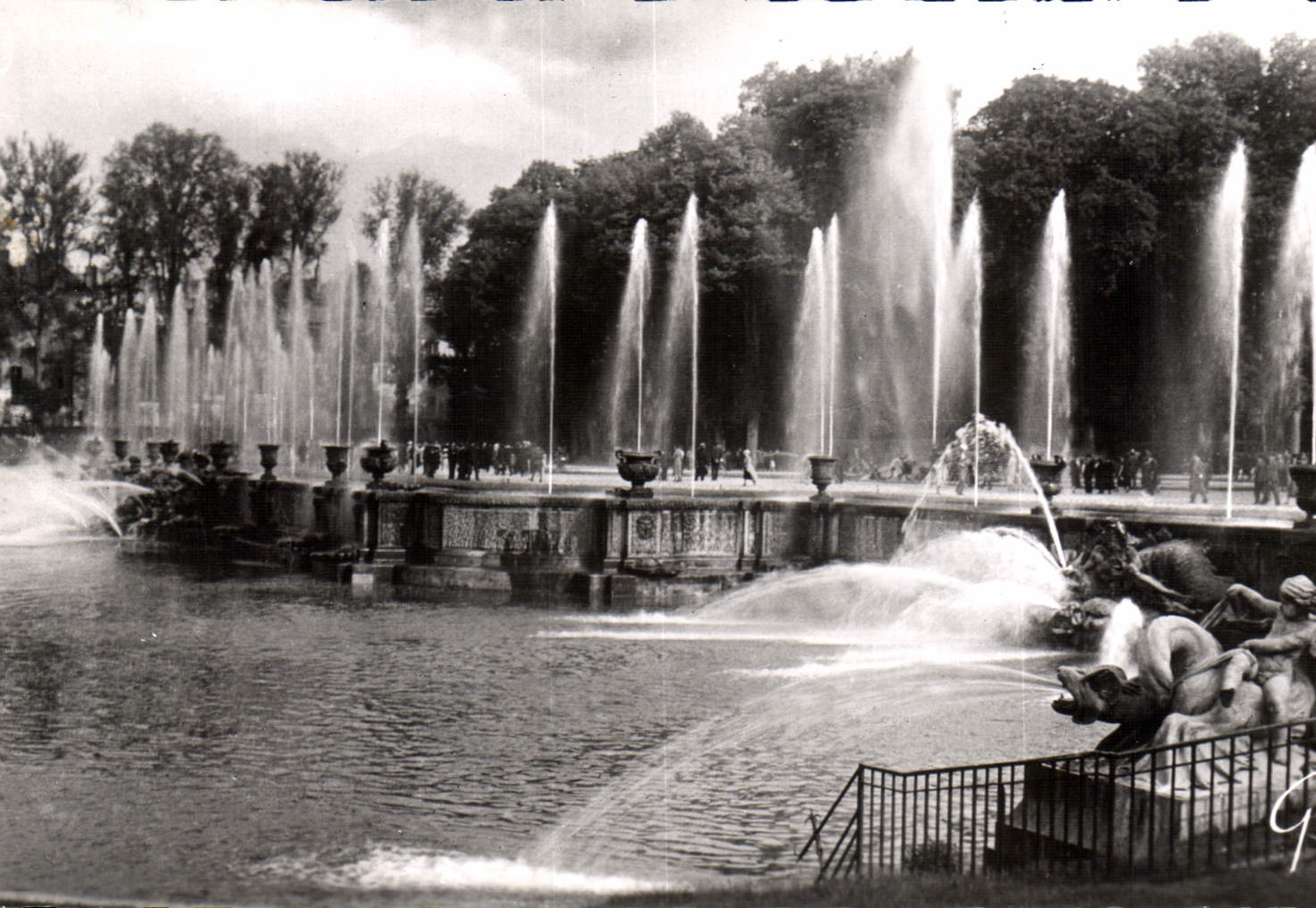 Versailles et ses merveilles — Parc du château. Les grandes eaux au bassin de Neptune — André LECOMTE, Paris