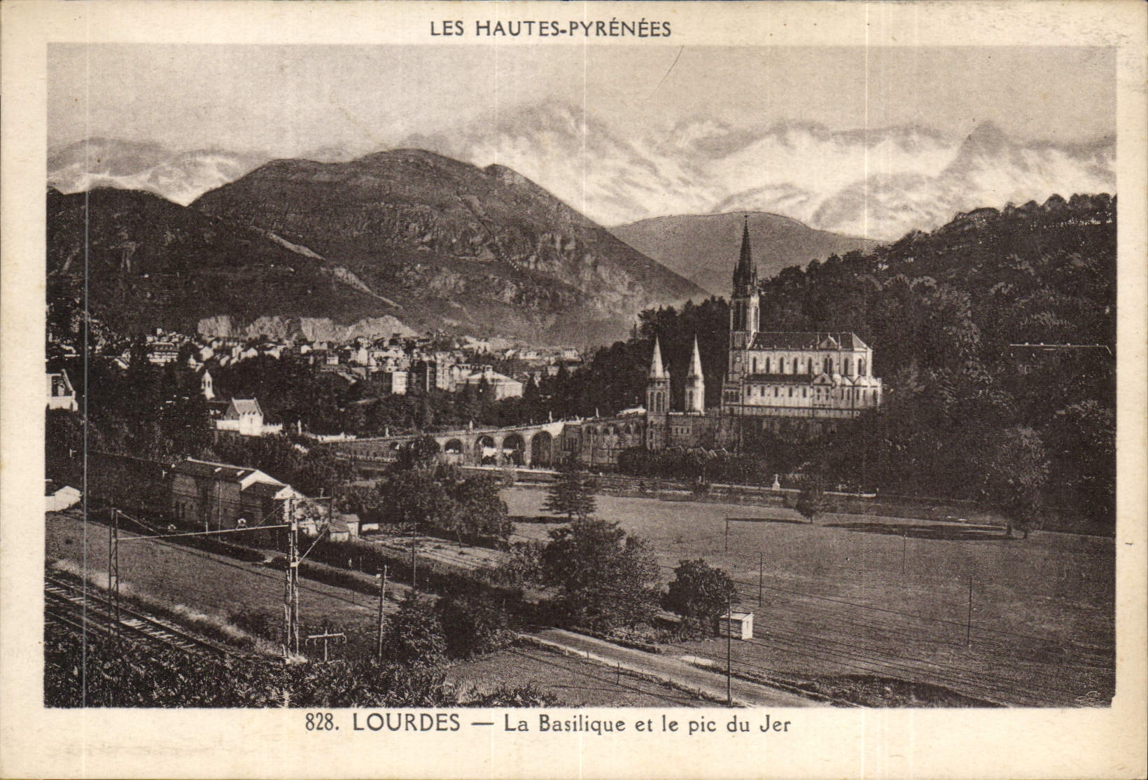 CPA Lourdes La Basilique et le pic du Jer 