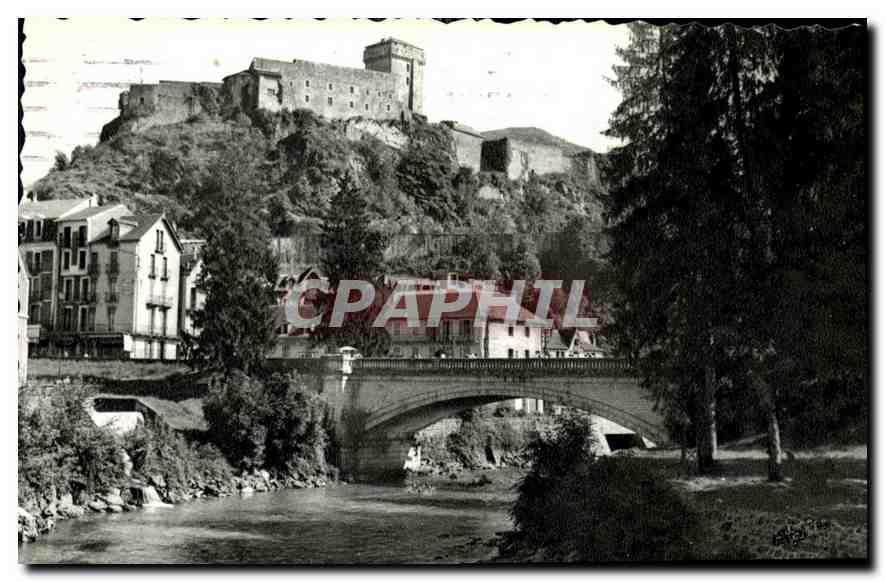 CPA Lourdes Le Chateau fort et le Gave 