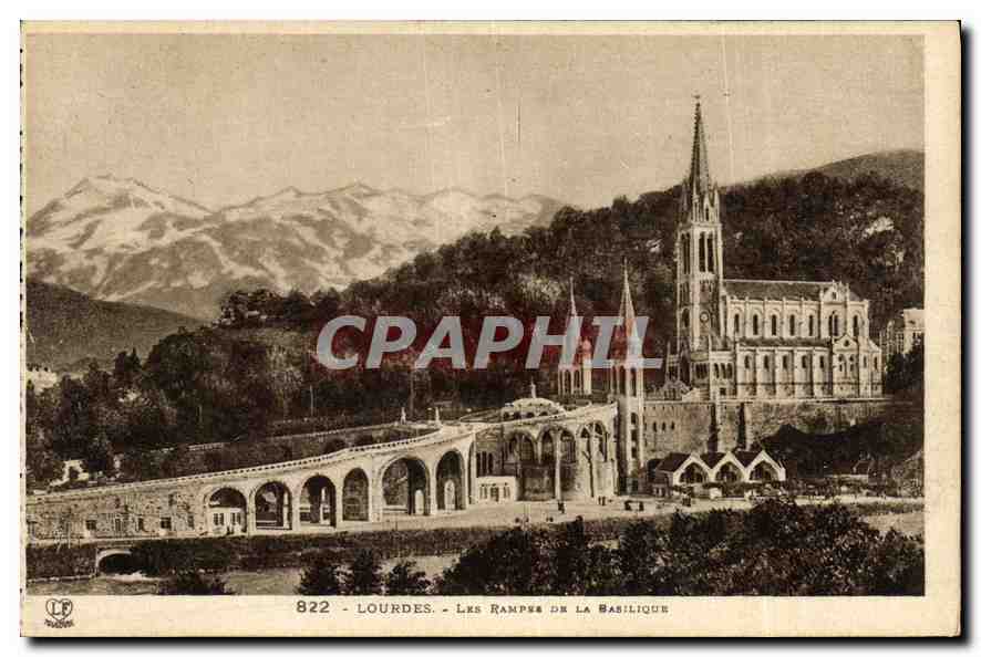 CPA Lourdes Les Rampue de La Basilique 