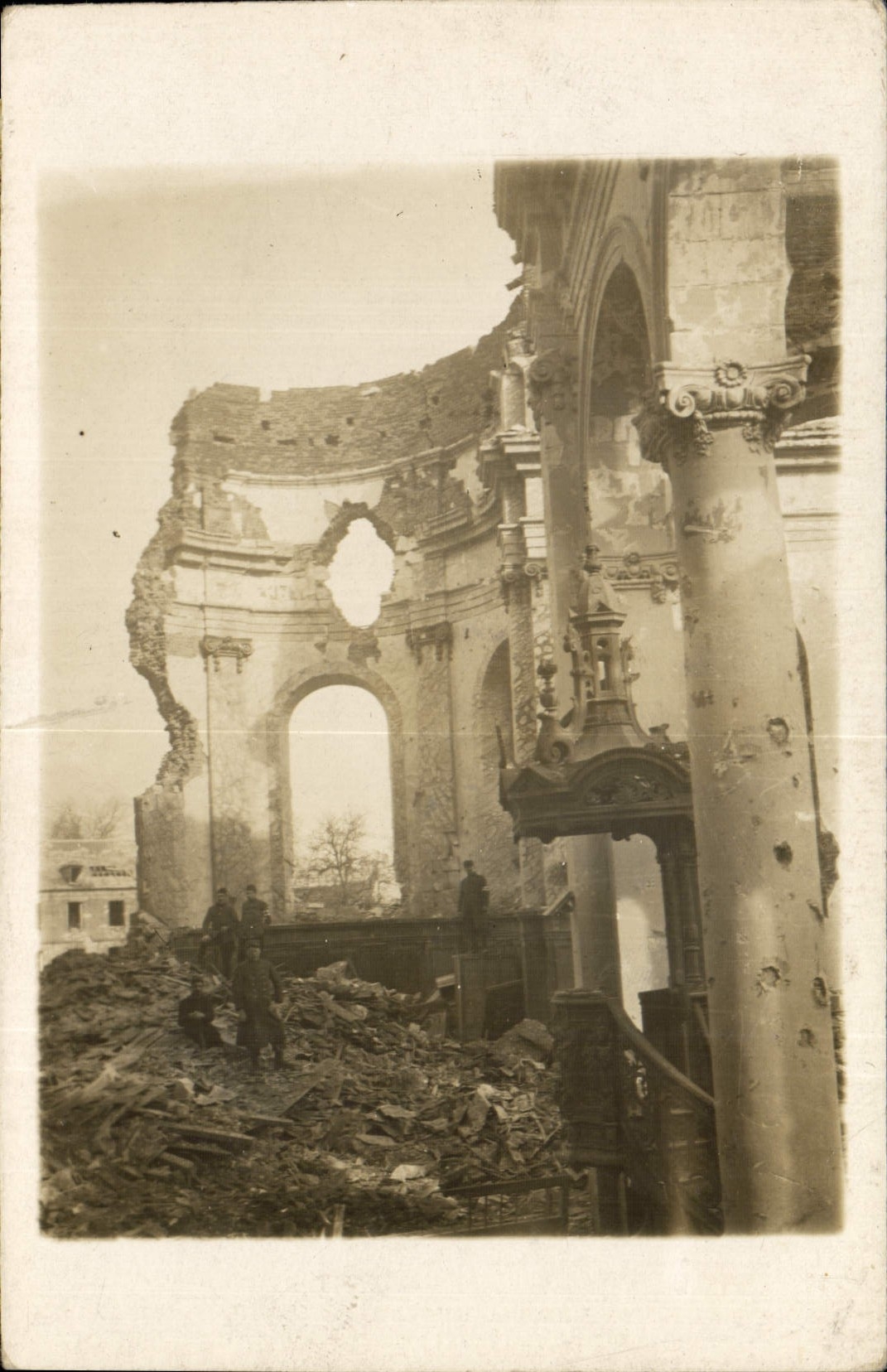 CARTE PHOTO Ruines Militaria 1919