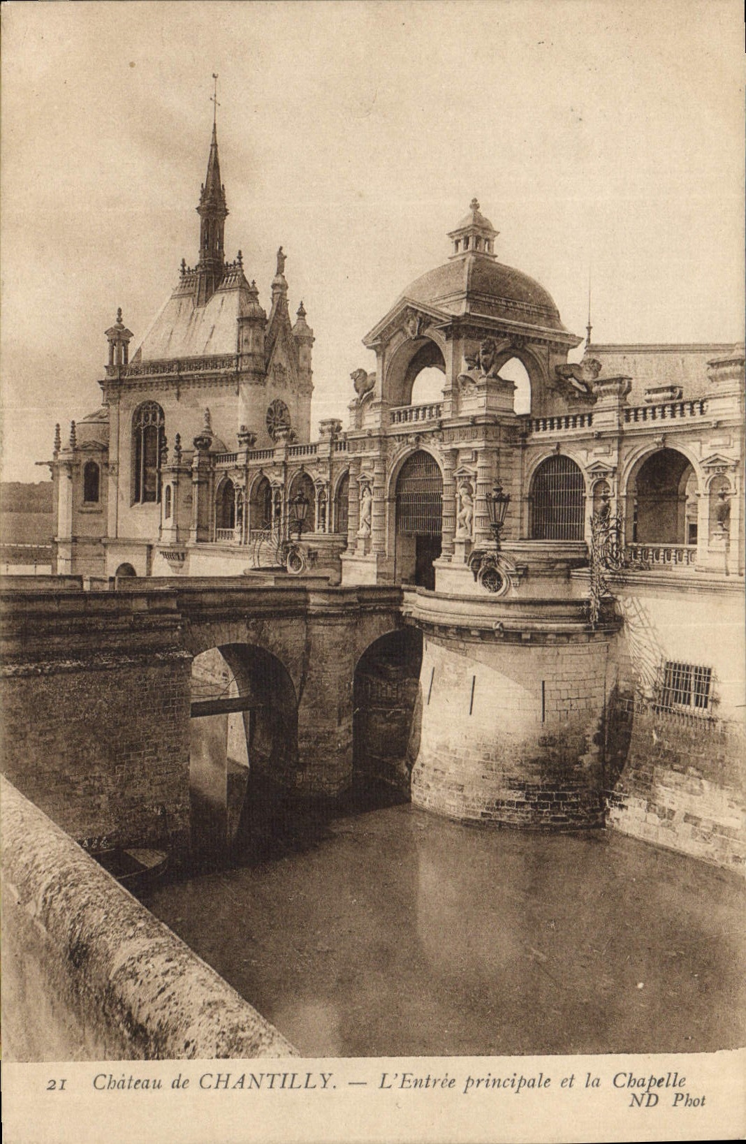CPA Chateau de Chantilly L'Entree Principale et la Chapelle 