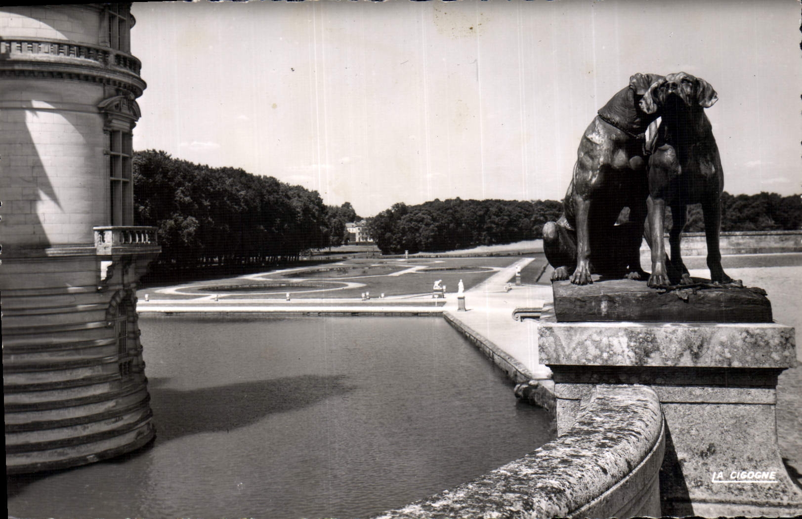 CPA Chantilly Le Chateau Vue sur les parterres 