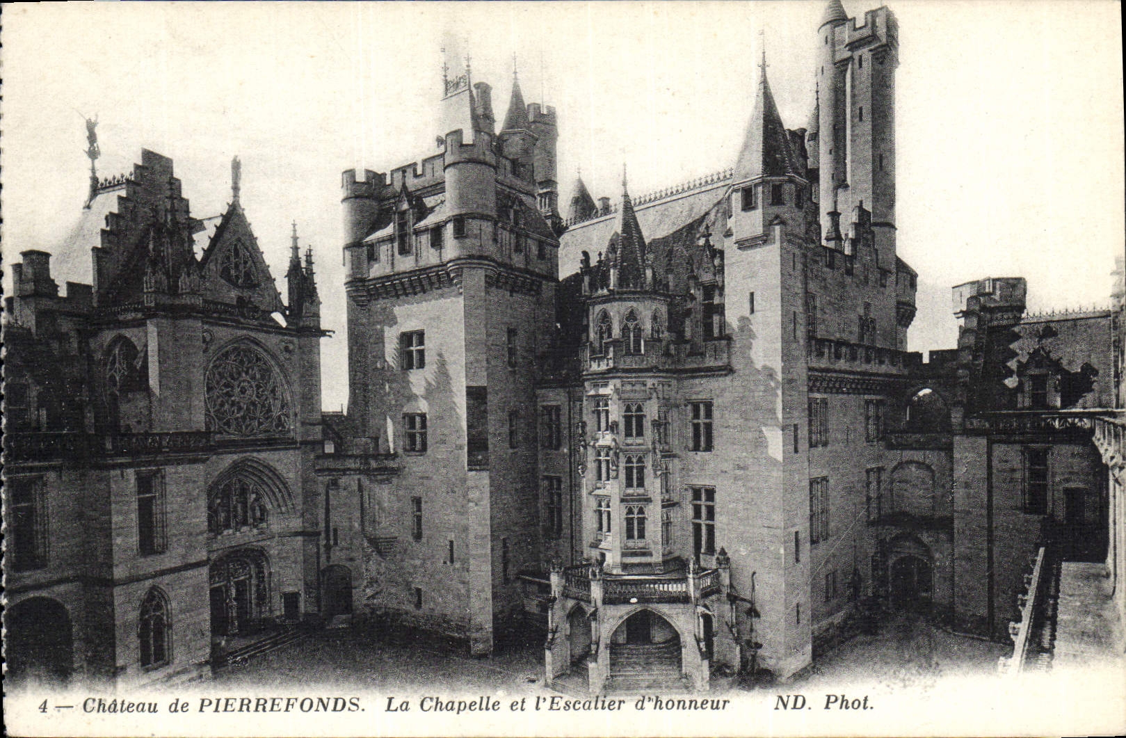 Schloss Pierrefonds — Die Kapelle und die Ehrenstiege — ND. Foto.