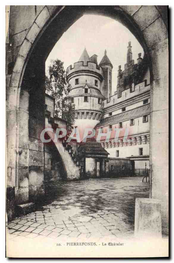 PierreFonds - Le Châtellet — vue du château à travers un portail