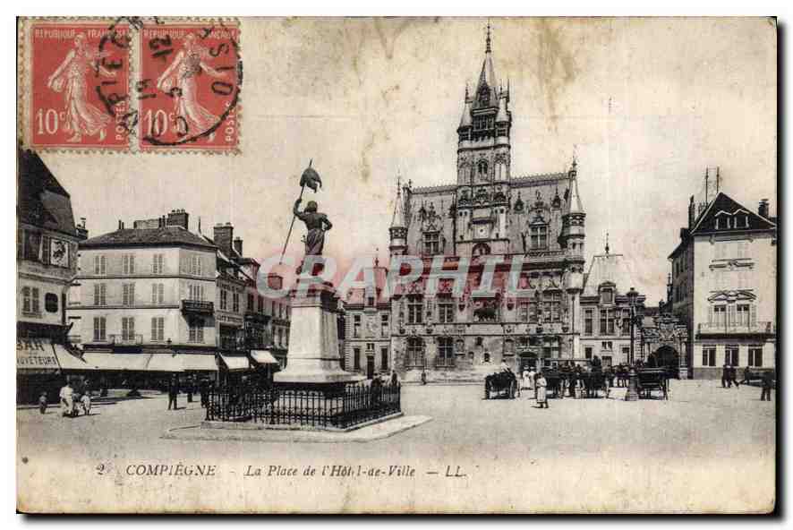 CPA Compiegne La Place de l'Hotel de Ville 