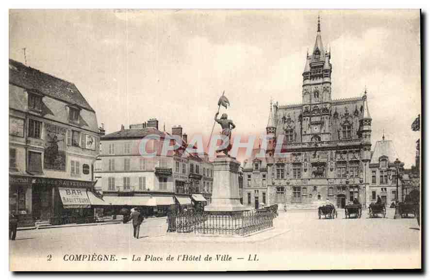CPA Compiegne La Place de l'Hotel de Ville 