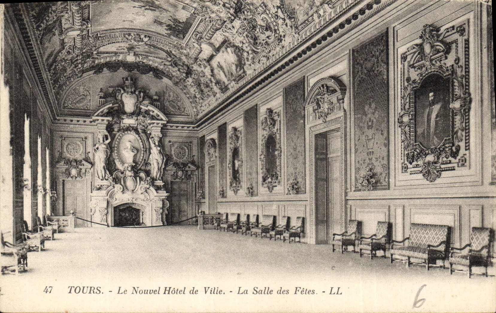 CPA Tours Le Nouvel Hotel de Ville La Salle des Fetes 