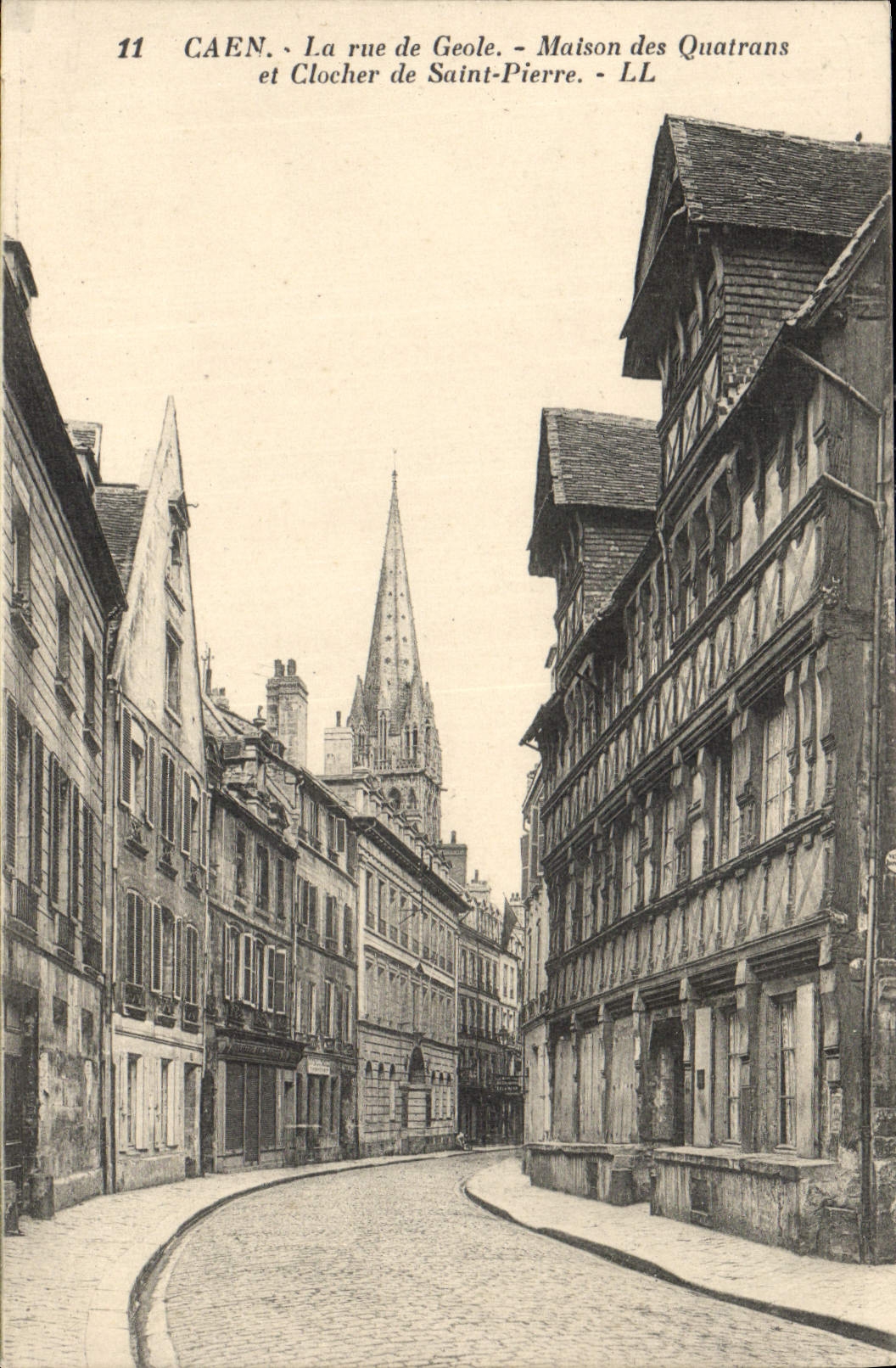 CAEN. - La rue de Geôle - Maison des Quatrans et Clocher de Saint-Pierre - LL