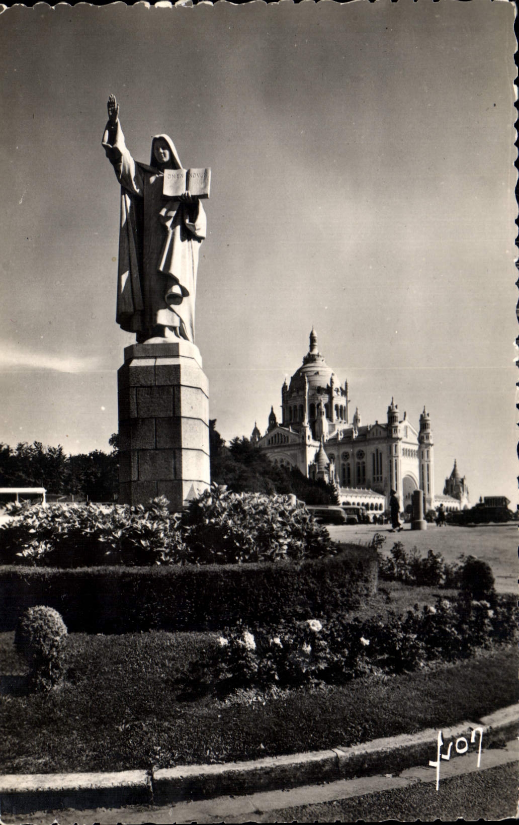 Statue de Sainte Thérèse — Basilique de Lisieux — Éditions d'Art Paris