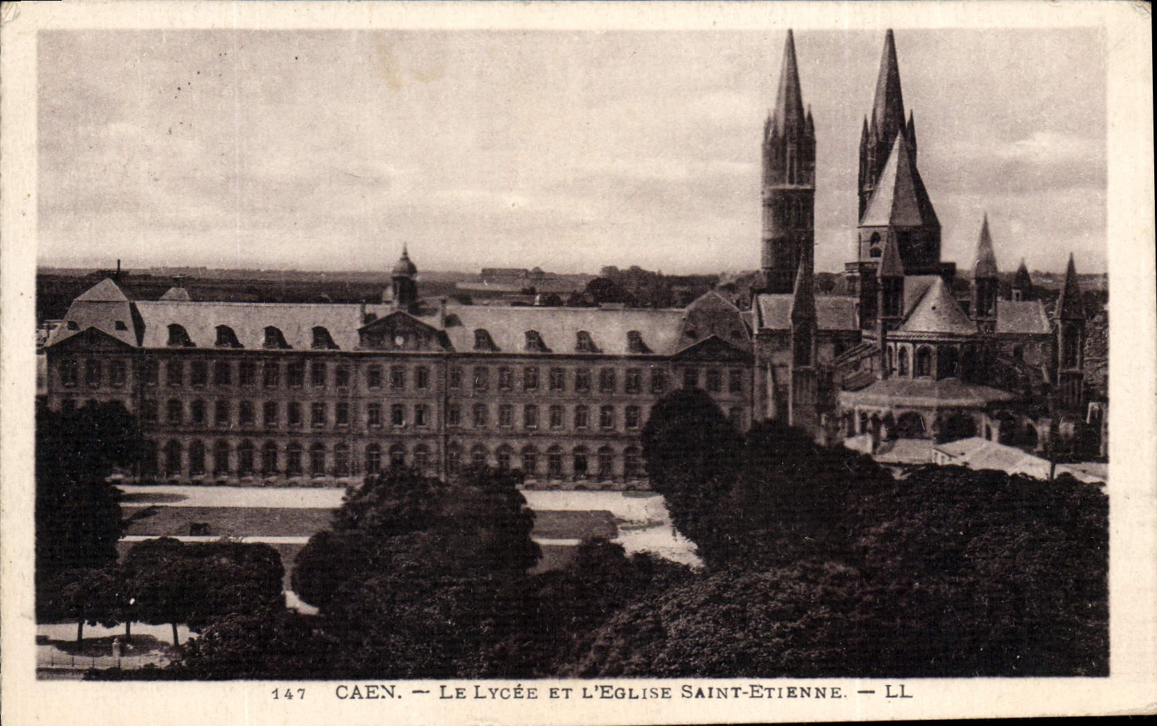 CPA Caen Le Lycee et L'Eglise Saint Etienne 