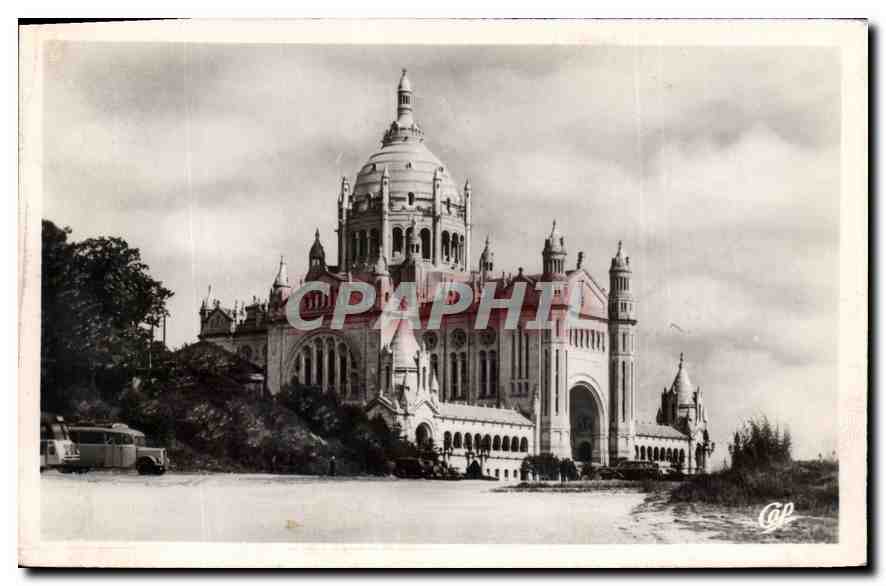 CPA Lisieux L'Avenue pres de la Basilique 