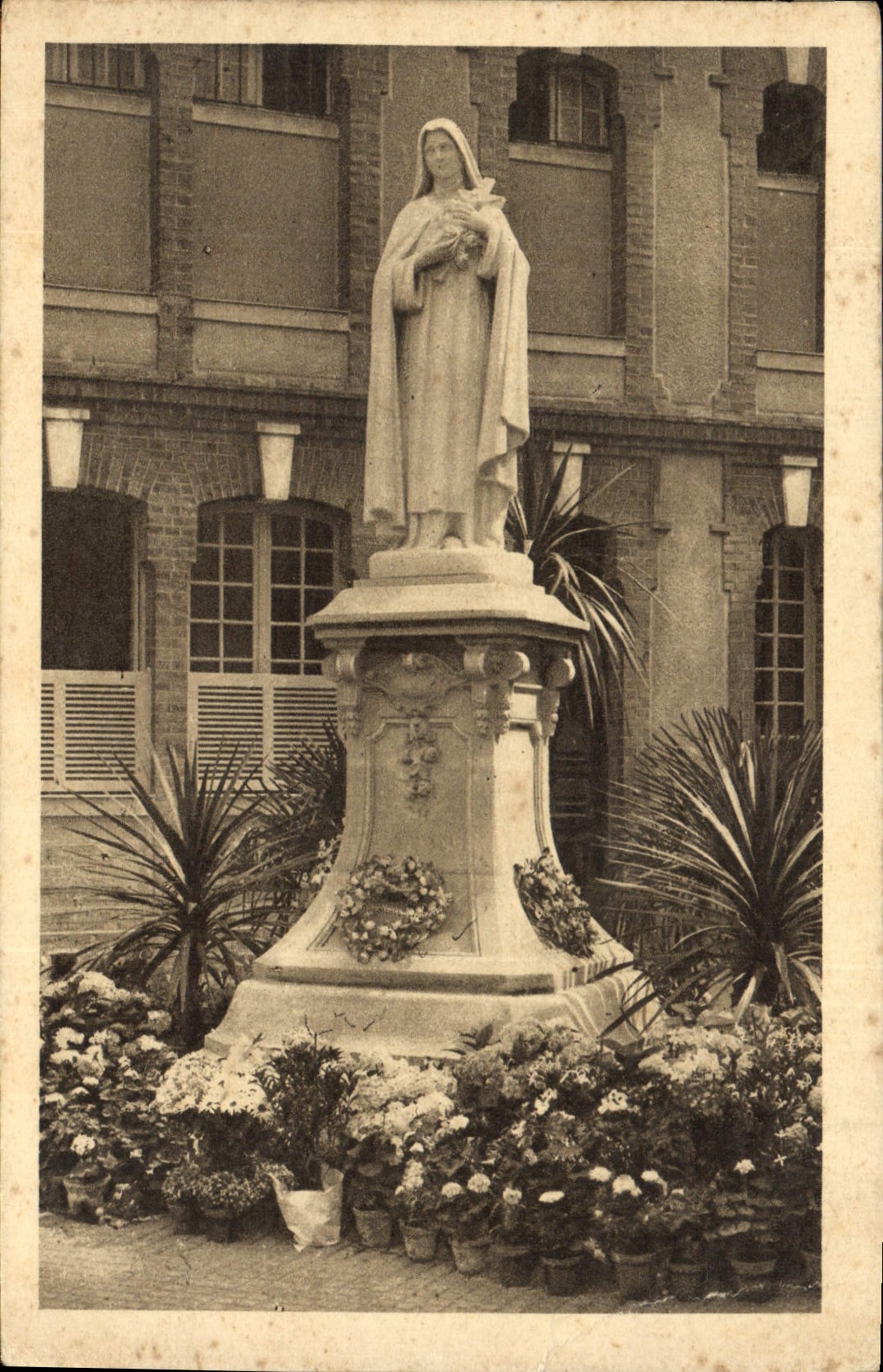 Statue de Sainte Thérèse de l'Enfant Jésus — cour d'entrée du Carmel de Lisieux — éditeur non identifié
