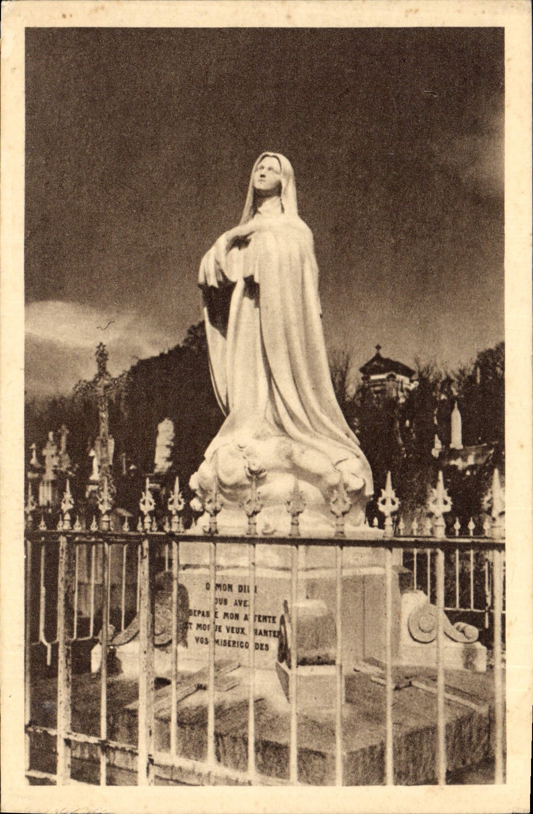 Statue de la Vierge Marie — Cimetière des Carmélites de Lisieux — éditeur CPAPHIL, n°37