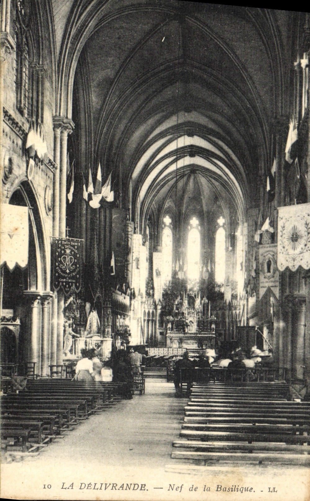 CPA La Delivrande Nef de la Basilique 