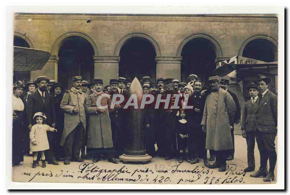 Carte photo prise aux Invalides a Paris aupres d'un obus allemand de 420 pesant 906 kg Aeroplane animation super TOP CPA