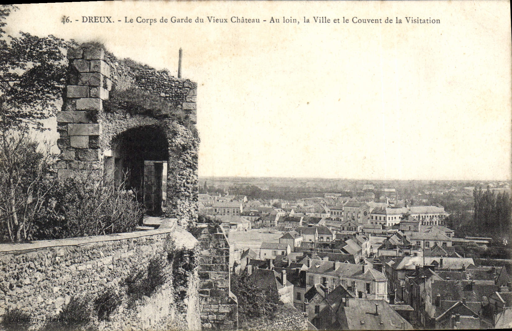 Dreux — Le Corps de Garde du Vieux Château — Au loin, la Ville et le Couvent de la Visitation