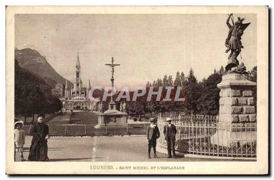 CPA Lourdes Saint Michel et l'esplanade 