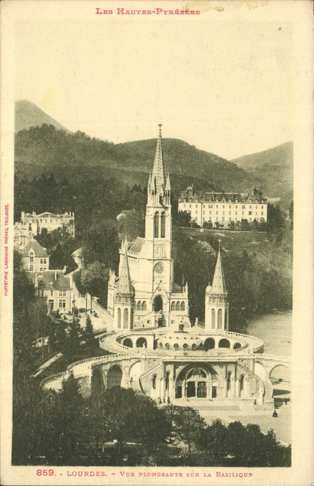 CPA Lourdes vue Plongeante sur la Basilique 