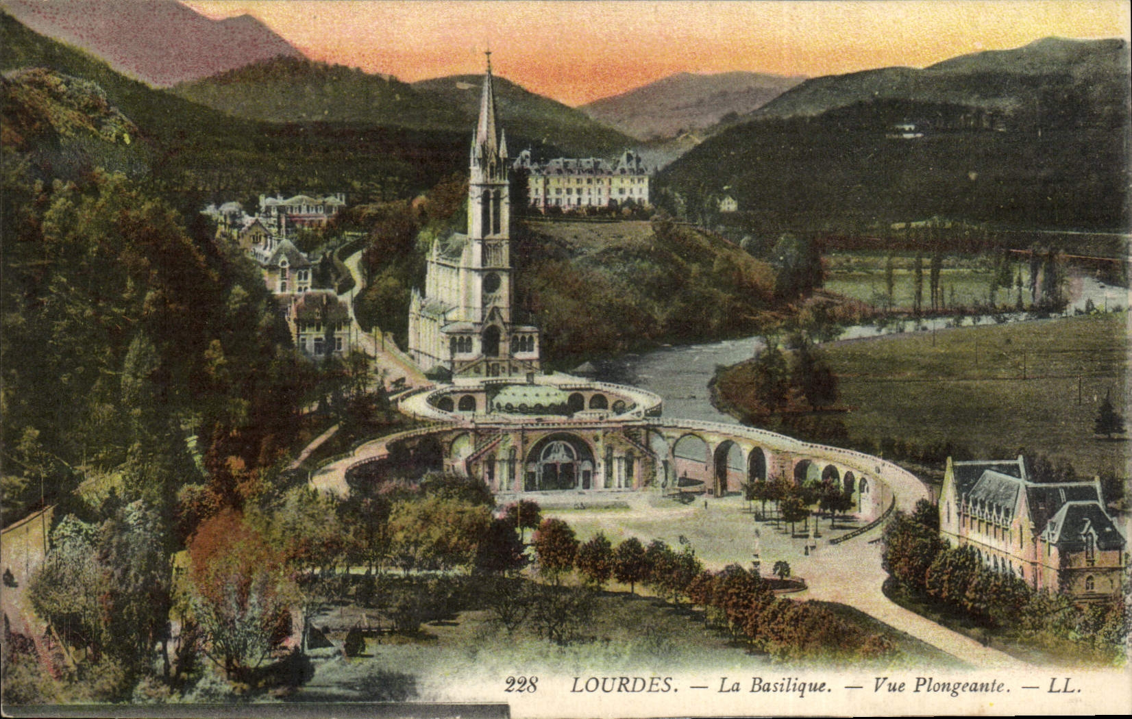 CPA Lourdes la Basilique vue Plongeante 