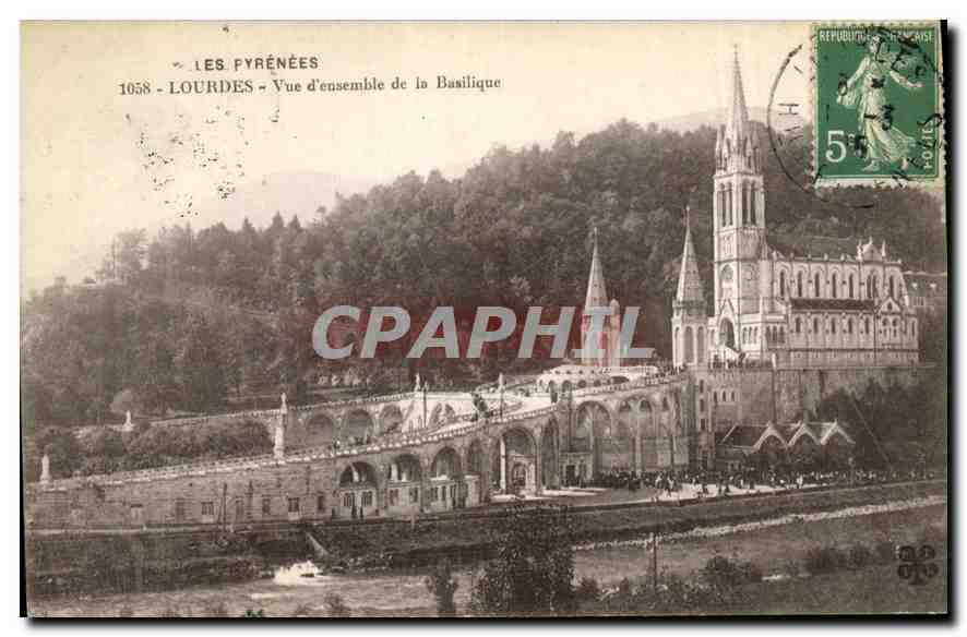 CPA Les Pyrenees Lourdes vue d'ensemble de la Basilique 