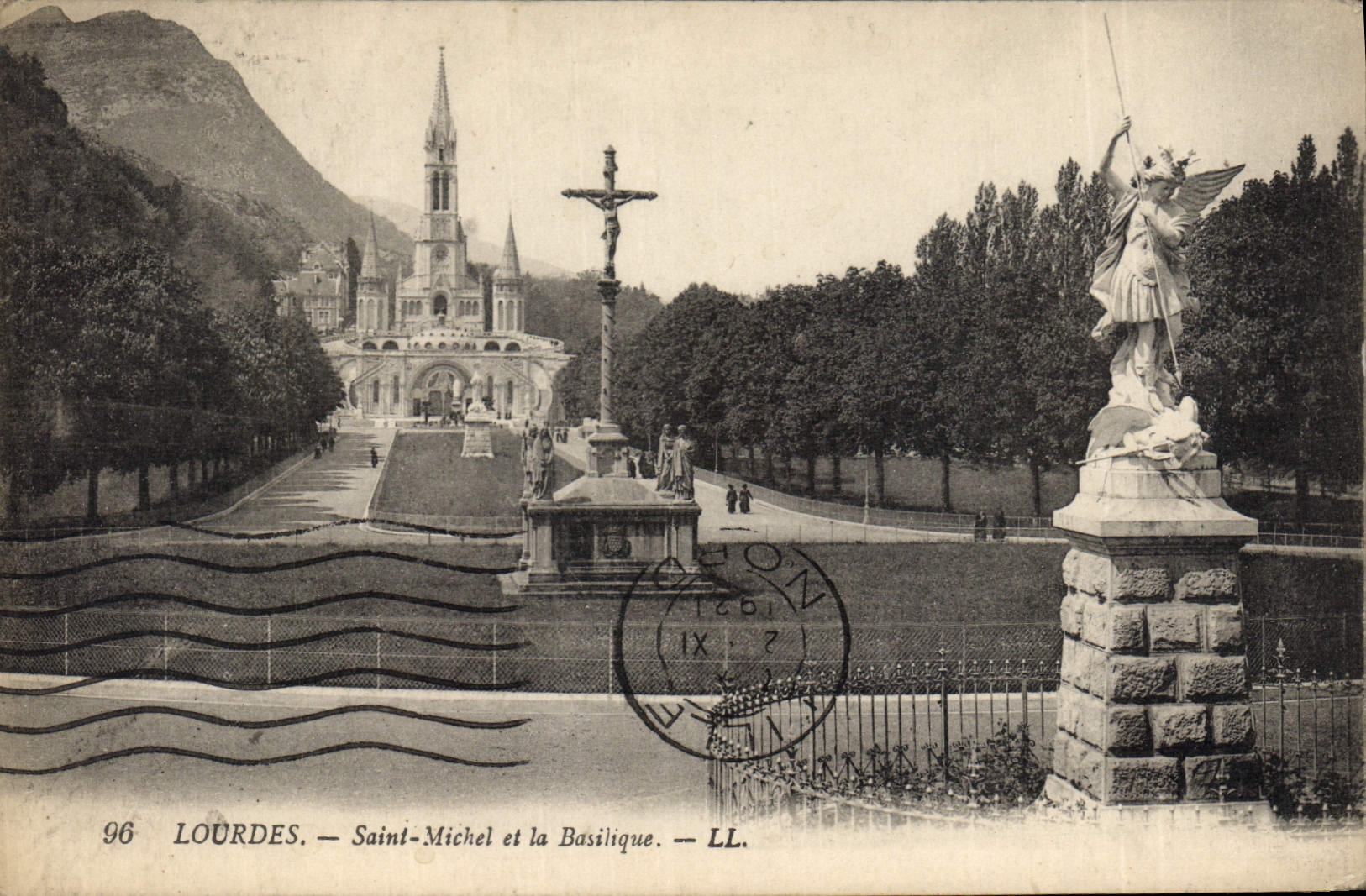 CPA Lourdes Saint Michel et la Basilique 
