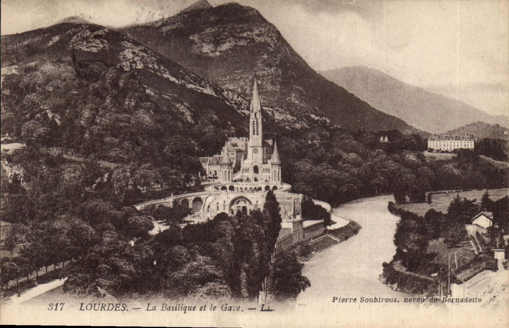 CPA Lourdes la Basilique et le Gave 