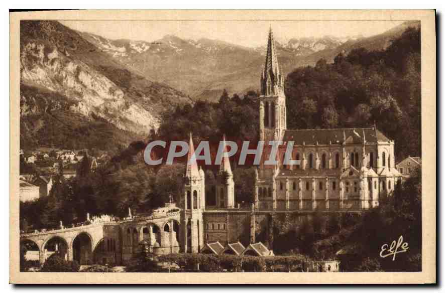 CPA Lourdes les Rampes et la Basilique au fond l'Arbiden 
