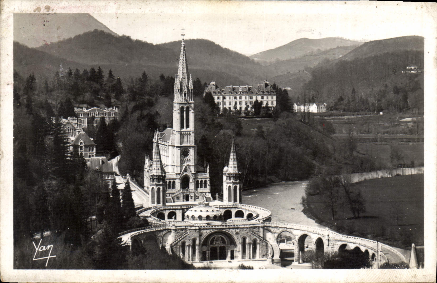 CPA Lourdes la Basilique vue du Chateau Fort 