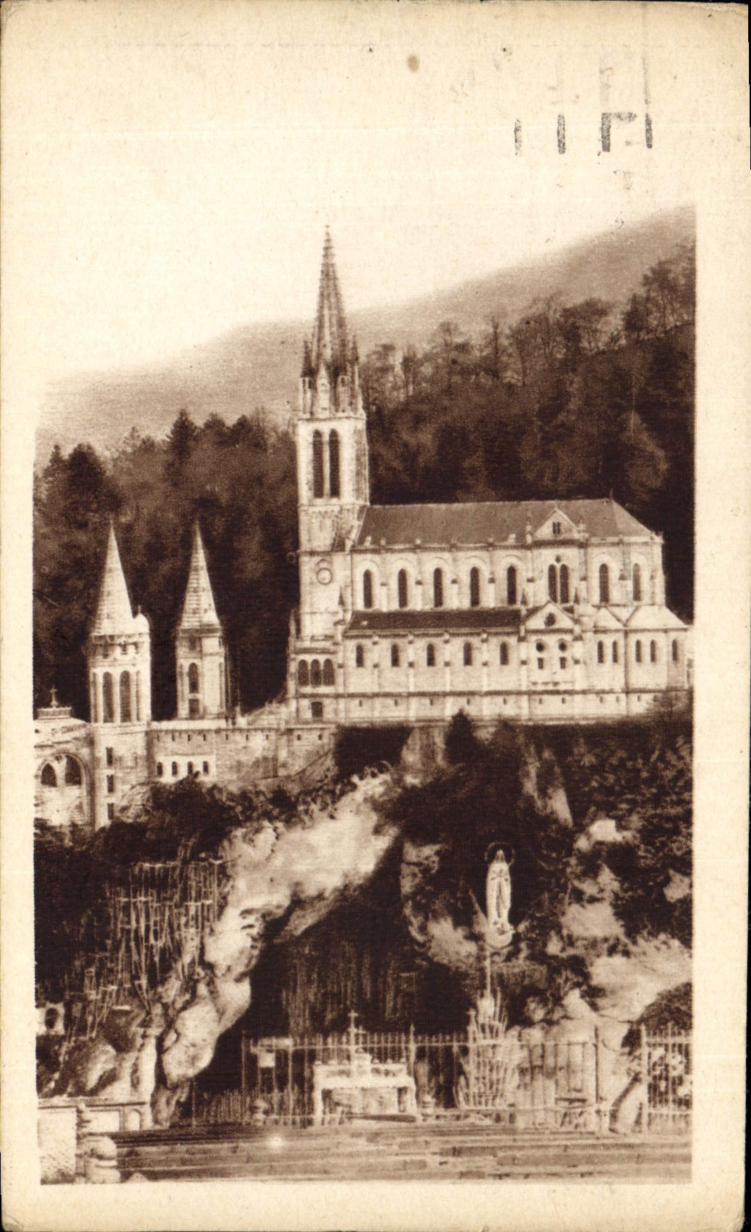 CPA Lourdes la Grotte et la Basilique 