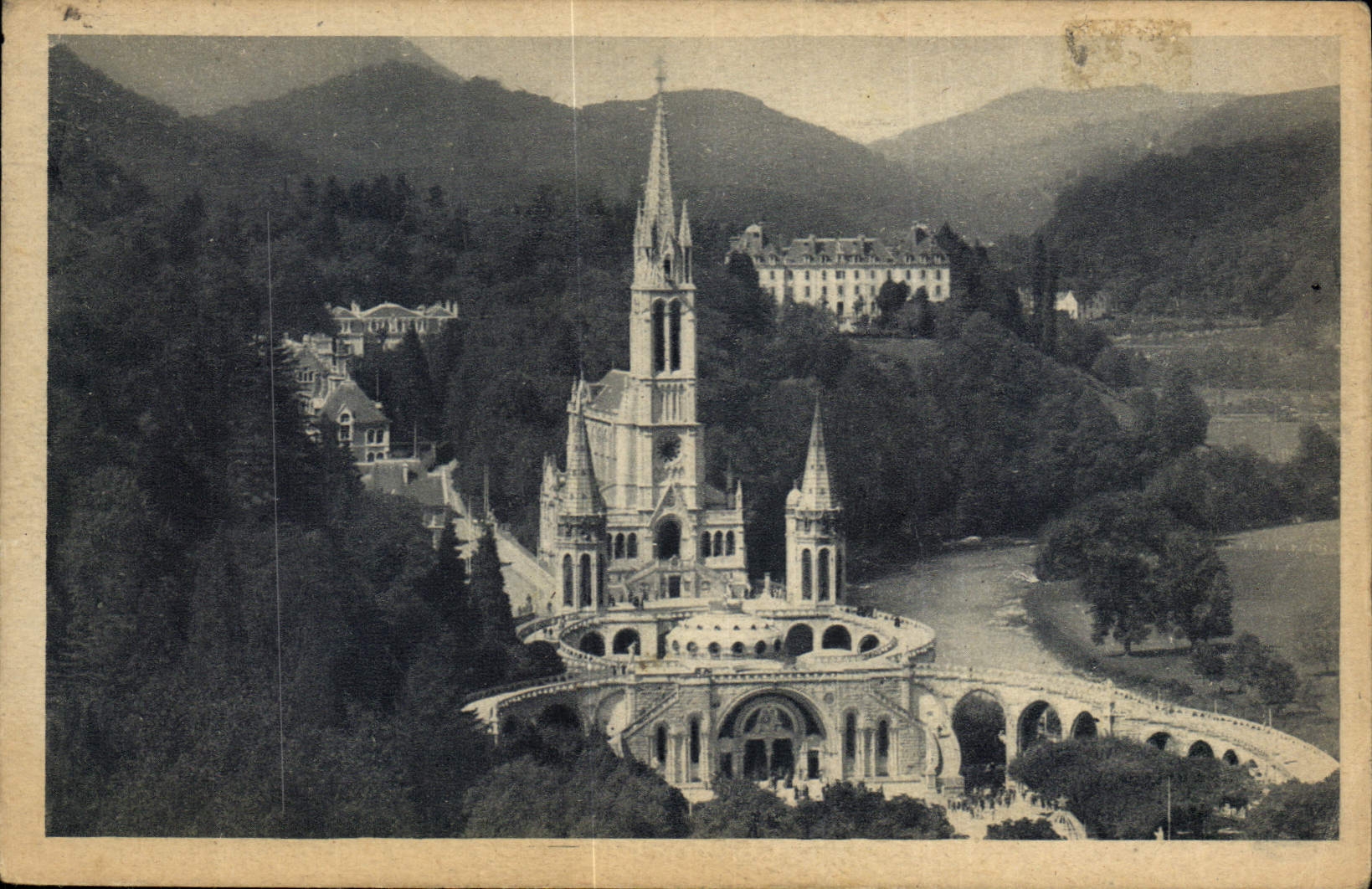 CPA Lourdes la Basilique vue du Chateau Fort 